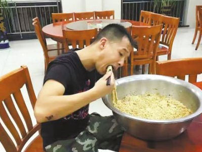 Chàng lính cứu hỏa nổi tiếng nhờ "tô mì khổng lồ" giờ ra sao?