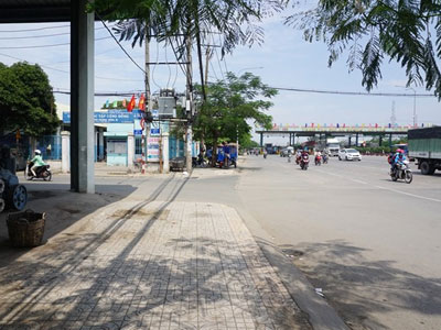 Khoảnh khắc kẻ cướp giật túi xách làm mẹ chết, con nhập viện