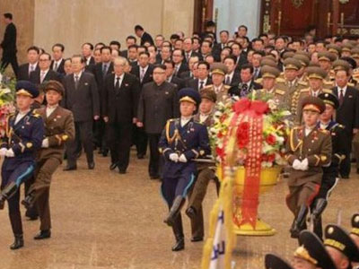 Kim Jong-un xuất hiện với vẻ mặt buồn rầu
