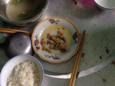 Mâm "cơm thừa canh cặn" được bố mẹ chồng "để phần" của cô vợ trẻ ở cữ, rời Hà Nội lấy chồng xa