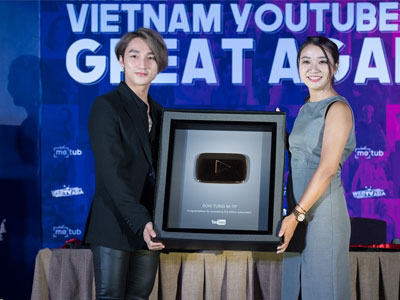 Sơn Tùng M-TP hãnh diện nhận nút vàng của Youtube