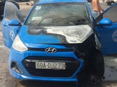 Tài xế tông cửa thoát thân khi taxi bốc cháy