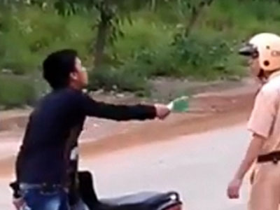 Tạm giữ hình sự "ma men" đánh, dọa giết CSGT