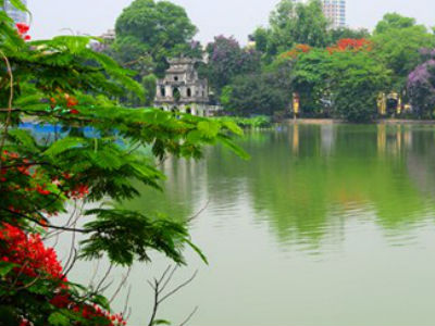 Lo ngại Hồ Gươm mất màu nước xanh lục hiếm có khi nạo vét