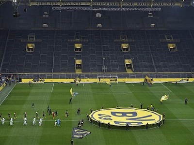 Dortmund thi đấu với khán đài trống vì án phạt