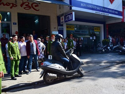 Dựng lại hiện trường vụ cướp Ngân hàng BIDV ở Huế