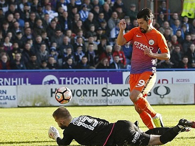 Huddersfield 0–0 Man City: Aguero tịt ngòi, Guardiola tức giận vì hòa bạc nhược