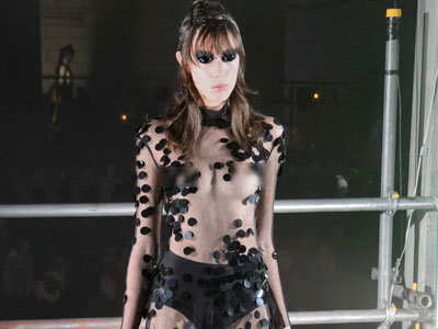 Người mẫu để ngực trần ở London Fashion Week