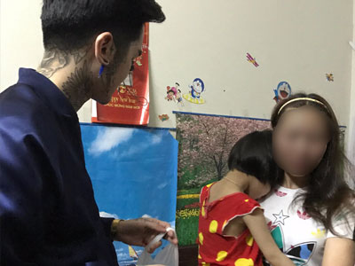 Người mẹ đánh con ở siêu thị vì làm mất kẹo: "Vì cháu nó quấy quá!"