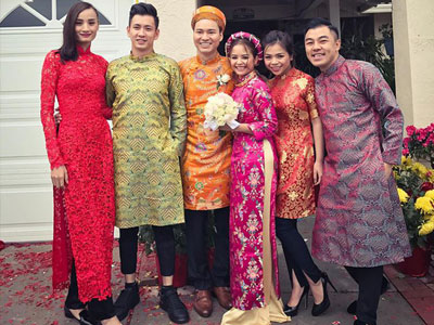 Vợ chồng Đỗ An - Lê Thúy diện áo dài chúc mừng đám cưới của thành viên AC&M ở Mỹ