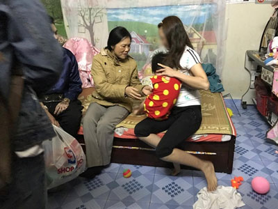 Bà ngoại của bé gái bị mẹ đánh vì làm mất gói kẹo: Tâm lý con tôi không ổn định sau khi du học về