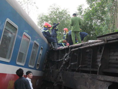 Đưa thi thể phó trưởng tàu ra khỏi toa xe lật nghiêng