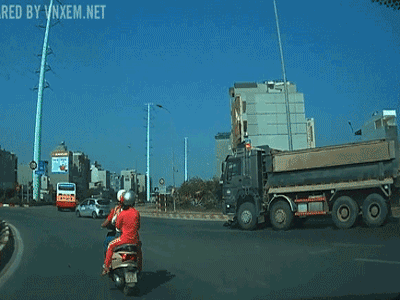 Video: Cảnh tượng xe tải "nuốt" gọn xe máy khiến người xem bàng hoàng