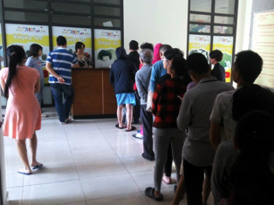 Hà Nội: Cư dân xếp hàng hơn 1 giờ đồng hồ để nộp tiền điện nước tại chung cư