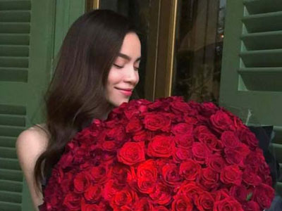 Hồ Ngọc Hà khoe bó hồng “khủng” trăm bông - quà Valentine muộn