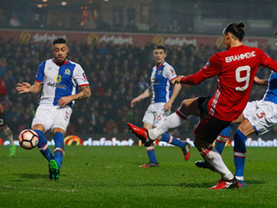 Ibra tỏa sáng, M.U ngược dòng chật vật trước Blackburn