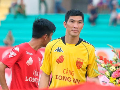 Long An đình chỉ và cắt lương thủ môn diễn trò lố ở V.League