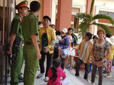 Náo loạn phiên xử phúc thẩm vụ giết người ở chợ đêm