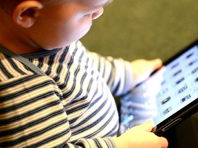 Những dấu hiệu con bạn sắp “hỏng” mắt vì Ipad, ti vi