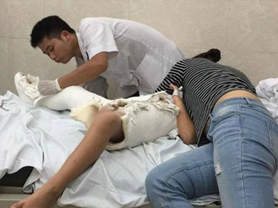 Vụ học sinh gãy chân ở trường: Hiệu trưởng hành xử như một trò hề!