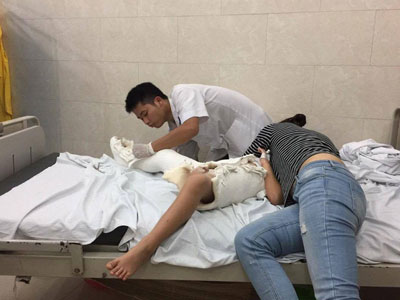 Vụ học sinh gãy chân trong trường Nam Trung Yên: Đưa cháu bé đi giám định