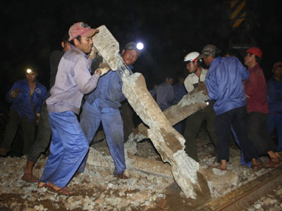 Công nhân trắng đêm cứu hộ tàu SE2 lật ở Huế