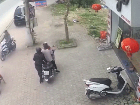 Quá nguy hiểm: Mẹ quên tắt máy để con nhỏ vặn ga khiến xe lao thẳng vào gốc cây