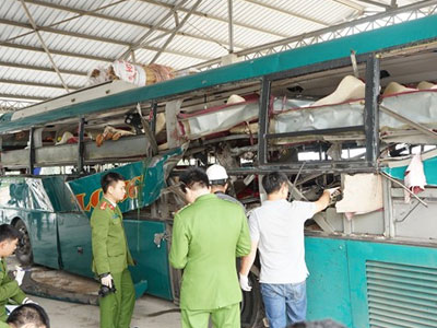 Bên trong xe giường nằm phát nổ giữa đêm làm 2 người chết