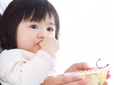 Bí kíp giúp mẹ "chống lại" tật xấu thích mút tay của bé con