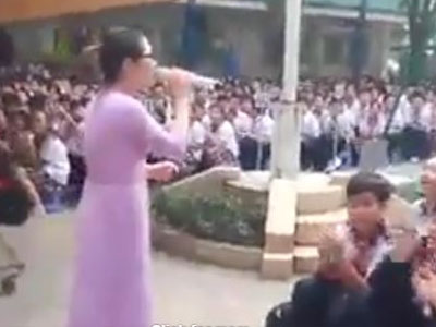 Clip cô giáo và học sinh toàn trường đồng ca "Lạc trôi" gây "sốt"