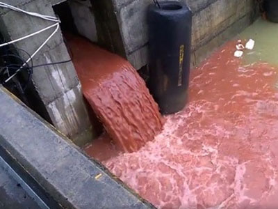 “Cống xả thải màu đỏ” có thể là... nước rửa xe chở vật liệu xây dựng?