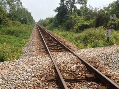 Ngồi chơi trên đường ray, bé trai 2 tuổi bị tàu tông tử vong