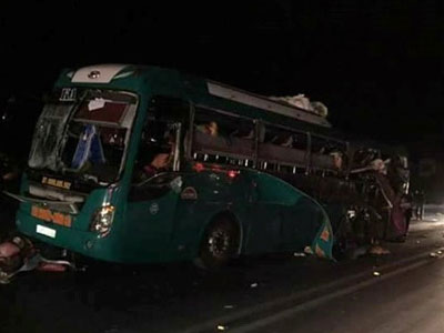 Nổ xe khách kinh hoàng trong đêm, 2 người chết, 12 người nhập viện.