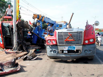 Bốn người thoát chết trong đầu xe container đứt đôi