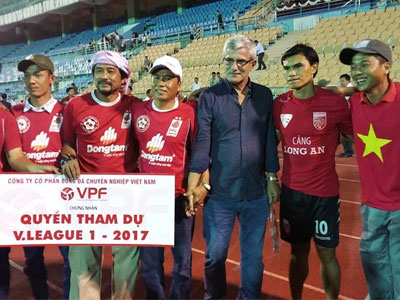 Né vụ “trò hề”, HLV Calisto chưa tính trở lại Việt Nam