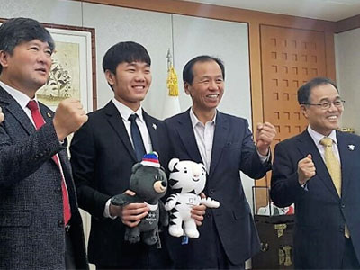 Thống đốc tỉnh Gangwon nhận Xuân Trường làm cháu nuôi