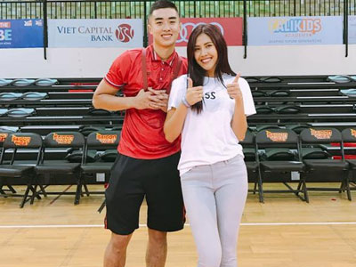 Tình tứ với hot boy bóng rổ, HH Nguyễn Thị Loan "thả thính" gây tò mò