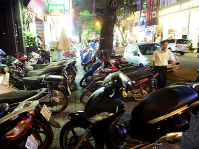 Vỉa hè quận 1 ép người đi bộ xuống lòng đường lúc lên đèn