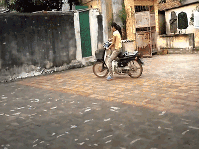 Cú hãm phanh "kinh điển" của người phụ nữ khiến ai cũng phải bật cười