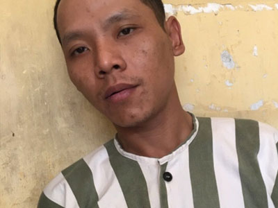 Đang ngồi trên xe máy bị người lạ chạy đến đâm chết