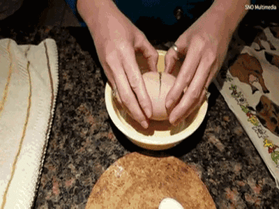 Đập quả trứng gà "khủng", bất ngờ thấy... trứng mini bên trong
