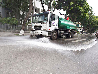 Hà Nội tốn 70 tỷ đồng rửa đường mỗi năm
