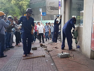 Quận 1 đập trụ sở khu phố chiếm vỉa hè Sài Gòn