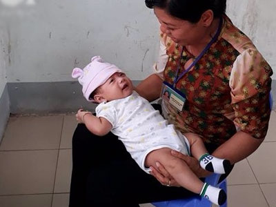 Vợ chồng cãi nhau, mẹ cho con trai 2 tháng tuổi vào thùng giấy bỏ trước UBND xã