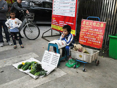 Cô bé 8 tuổi bán rau ngoài đường suốt 5 năm với mong ước gặp lại cha mẹ đẻ