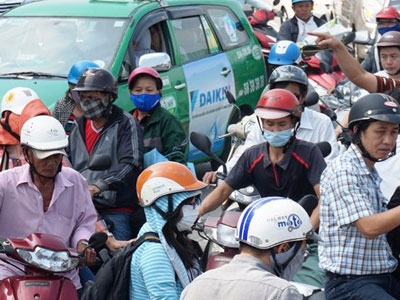 Giao thông cửa ngõ Tân Sơn Nhất hỗn loạn trong ngày đầu phân luồng