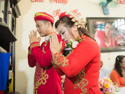 Hoàng Anh hôn vợ Việt kiều trong lễ cưới ở quê