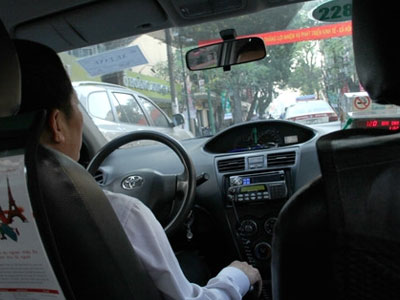 Lái xe taxi bất ngờ khi khách nữ đòi "trả phí bằng tình"