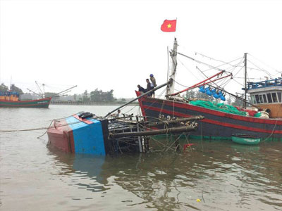 Lốc xoáy nhấn chìm một tàu cá Quảng Trị