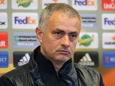Mourinho báo tin buồn trước chung kết League Cup
